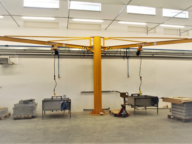 Slewing Crane with 2 Arms, 250kg